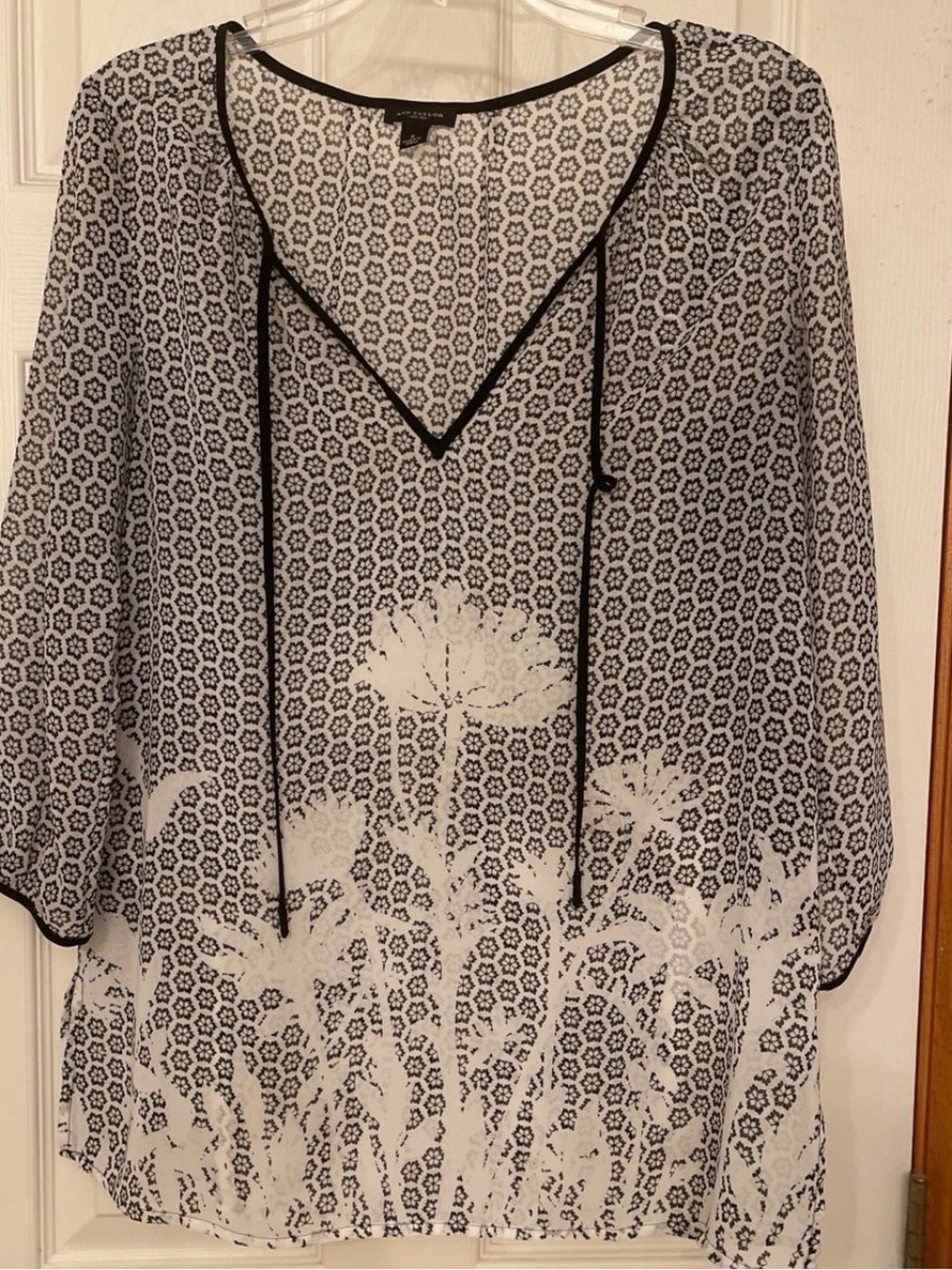 Ann Taylor Black and White Floral Border V-Neck Tunic Sheer Boho Small